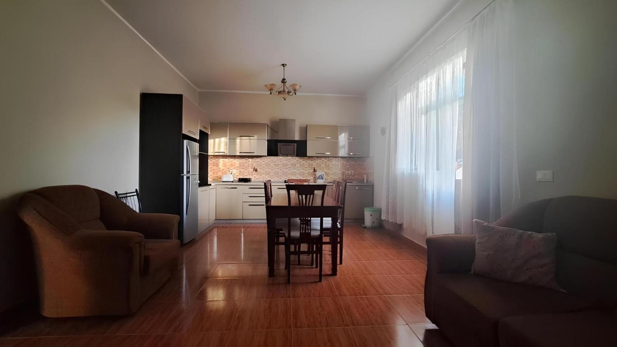 Blissful Hostel Shkodër エクステリア 写真